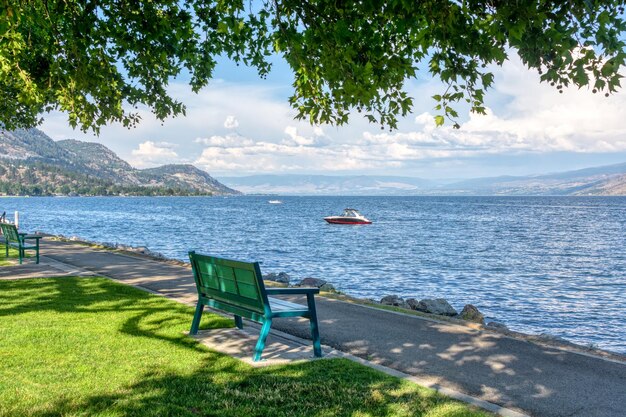 Foto Área de recreação ao longo de uma passarela à beira-mar no lago okanagan