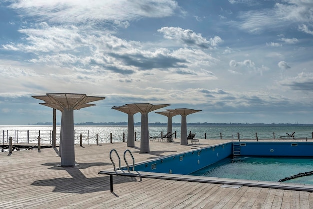 Foto Área de relaxamento com piscina na praia