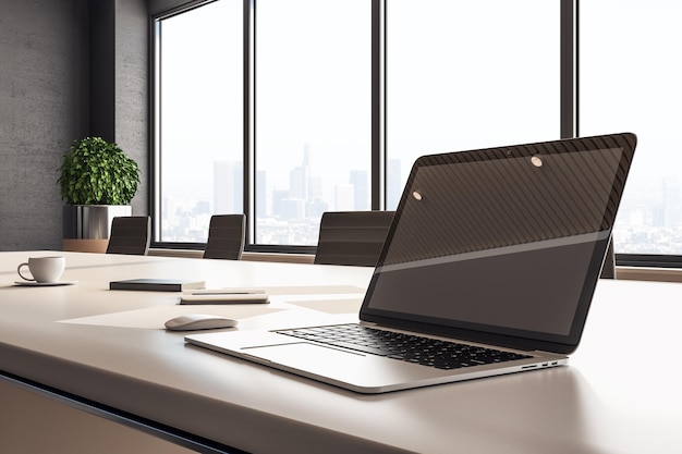 Área de trabalho de designer com tela de laptop em branco