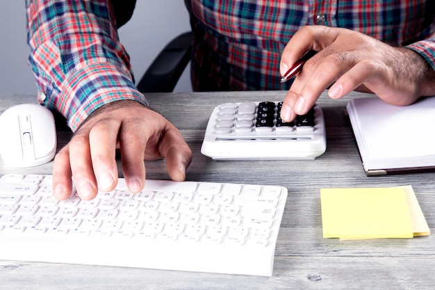 Foto Área de trabalho de negócios com laptop tablet plano