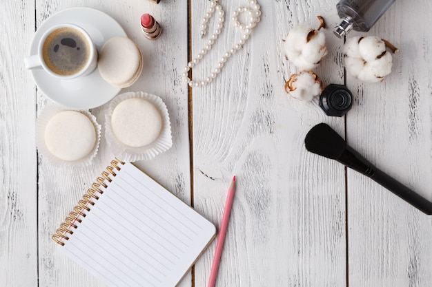 Área de trabalho feminina com estilo - itens de moda mulher em fundo branco