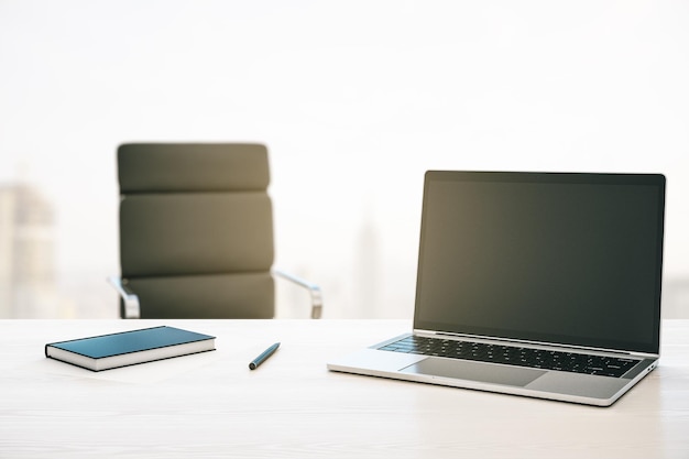 Área de trabalho matinal com poltrona para laptop e uma janela com vista para a cidade Mockup 3D Rendering