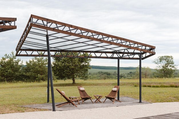 Área de descanso para invitados Un lugar para relajarse con sillas y mesas de madera