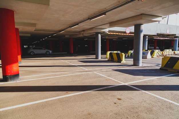 Foto Área de estacionamiento vacía en el centro comercial