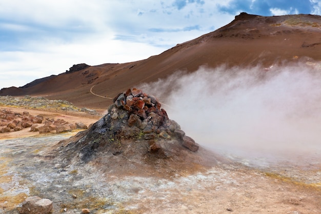 Área geotérmica quente hverir, islândia. tiro horizontal