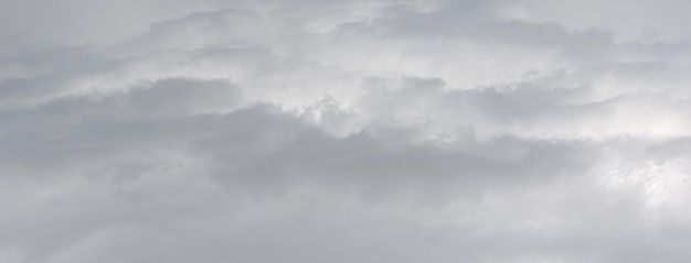 Foto Área de nubes dramáticas. nubes oscuras. fondo de nubes de tormenta. imagen en tono gris claro