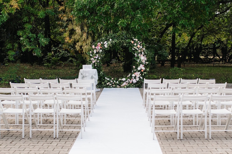 Foto área para cerimônia de casamento, decoração com cadeiras em arco