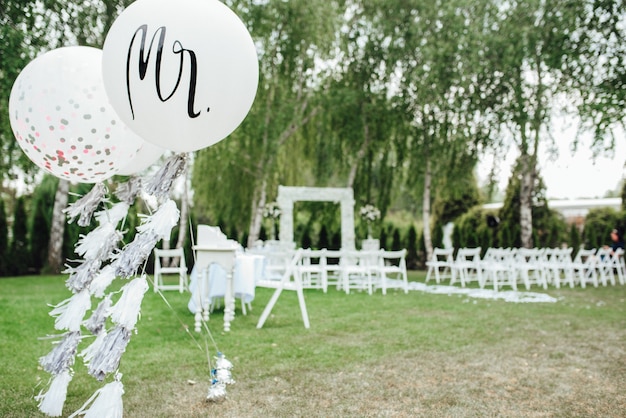 Área para cerimônia de casamento, decoração com cadeiras em arco