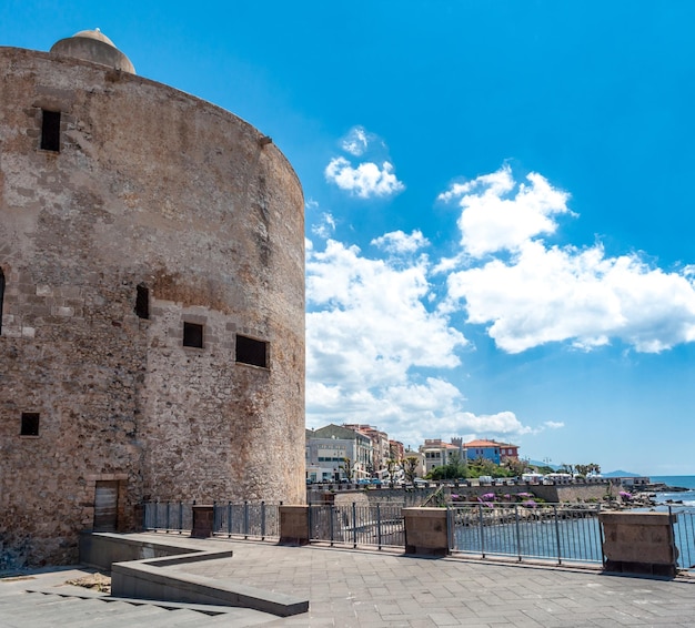 Área pedonal nas muralhas perto da Torre Sulis em Alghero Sardinia