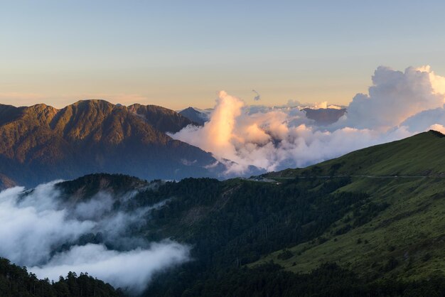 Área recreativa da floresta nacional de hehuanshan em nantou, taiwan, ao pôr do sol