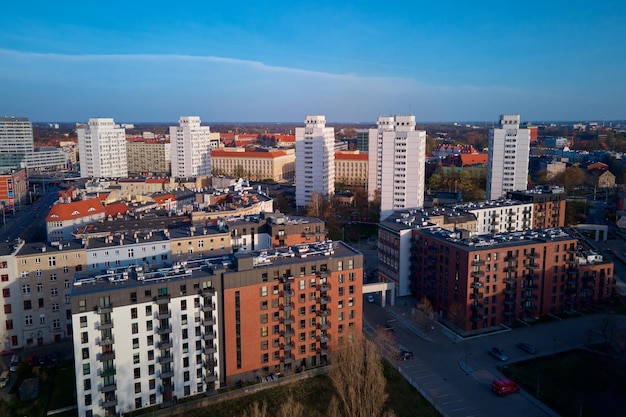 Área residencial moderna na vista aérea da cidade de wroclaw