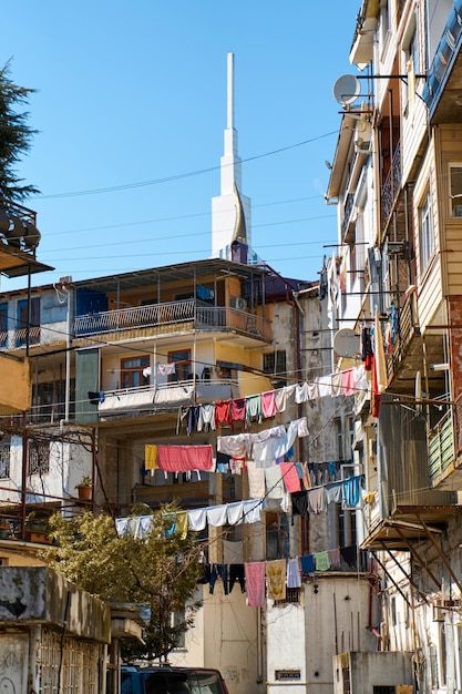 Área residencial na geórgia o costume de sair para secar roupas na rua