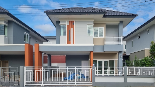 Área suburbana tailandesa com casas familiares modernas de construção recente
