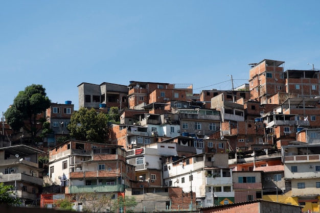 Foto Área urbana con barrios marginales, edificios sencillos generalmente construidos en las laderas del cielo de la ciudad.
