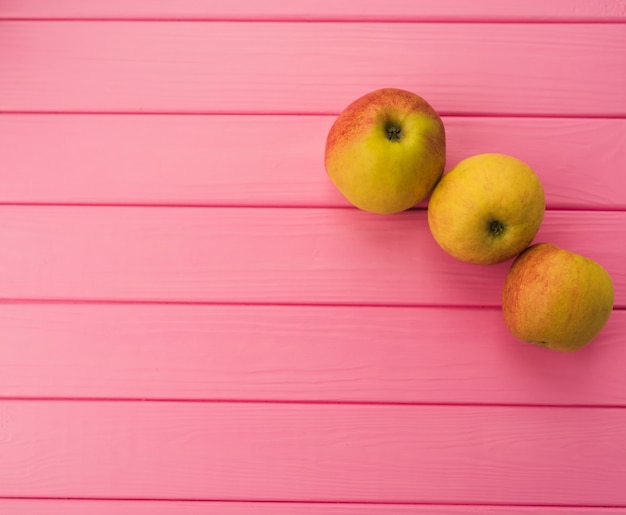 Foto Área vacía en blanco para inscripción. manzanas rojas frescas frutas orgánicas vegetariana