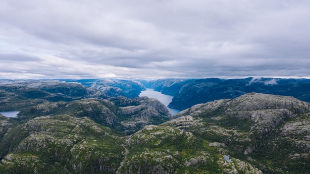 Foto areal de un fiordo en noruega