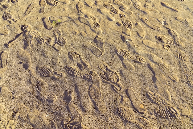 Areia amarela e pegadas