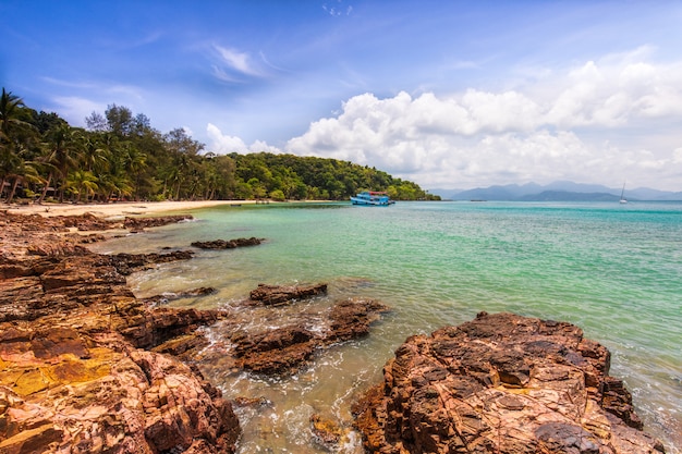 Areia branca e céu azul na praia tropical na ilha de koh wai, tailândia