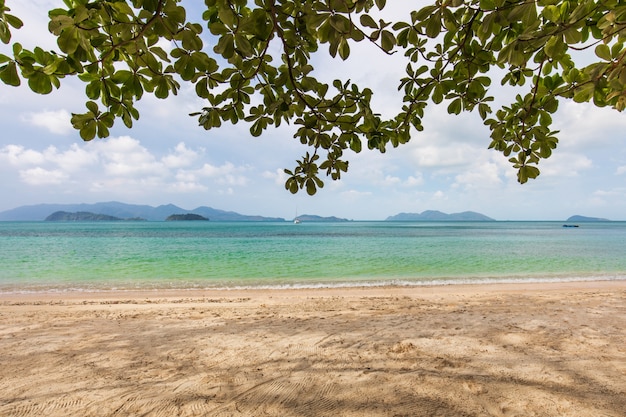 Areia branca e céu azul na praia tropical na ilha de koh wai, tailândia