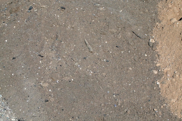 Areia com pedras no canteiro de obras durante a construção