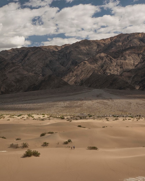 Foto areia contra a montanha