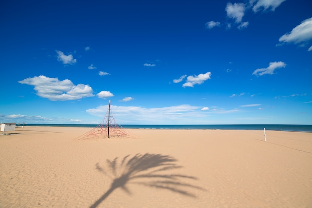 Areia da praia de Gandia no mar Mediterrâneo da Espanha