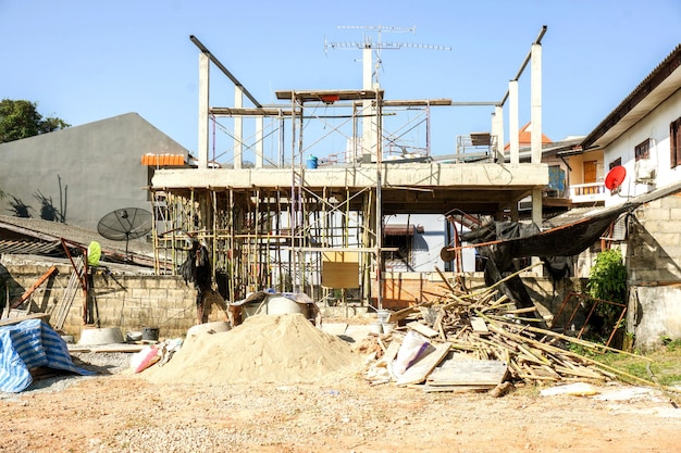 Areia de pedra de madeira com equipamentos de construção no canteiro de obras em casa