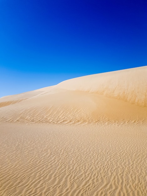 Areia do deserto e céu azul na Arábia Saudita