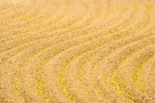 Areia do mar com padrão de ondas e textura de superfície brilhante