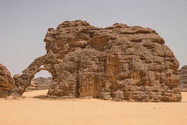 Areia e pedras das montanhas Hoggar no deserto do Saara, área de Djanet, Argélia