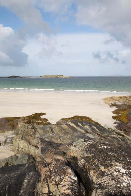 Areia na praia de Glassillaun, Connemara, Galway, Irlanda