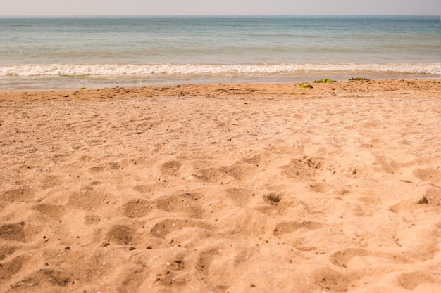 Areia no horizonte da praia do mar com água ótimo lugar para o paraíso de descanso de verão longe da civilização