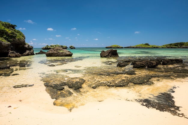 Areias brancas com pedras na praia de Hoshizuna e suas belas águas cristalinas, ilha de Iriomote.