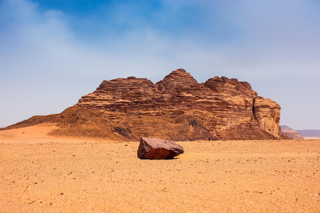 Areias e montanhas do deserto de Wadi Rum na Jordânia bela paisagem diurna