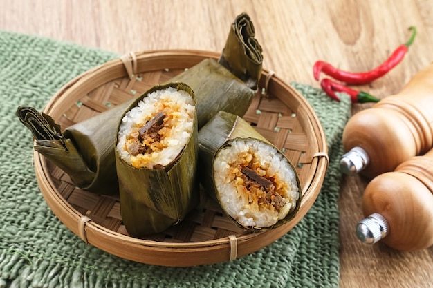 Aremarem, una comida tradicional indonesia hecha de arroz relleno de verduras, pollo o carne