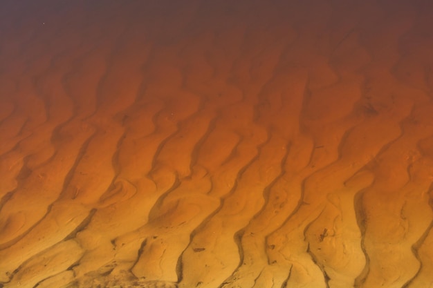 La arena bajo el agua