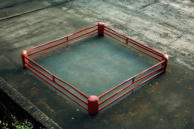 Una arena de boxeo profesional vacía