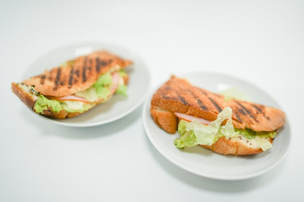 Foto la arena caliente colocada en un plato blanco