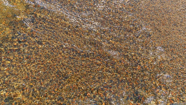 Arena costera en las aguas cristalinas del lago.