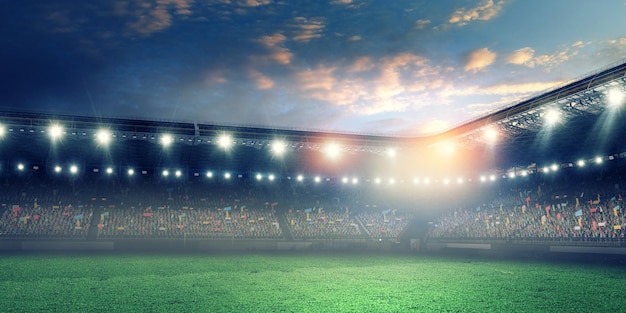 Arena de futebol nocturna em luzes e flashes