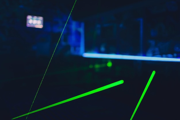 Foto arena de jogos de laser tag com pintura fluorescente