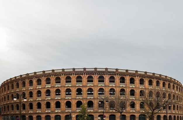 Arena de touradas no centro de Valência em um céu nublado