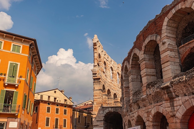 Arena di Verona Detail unter blauem Himmel bei Sonnenuntergang