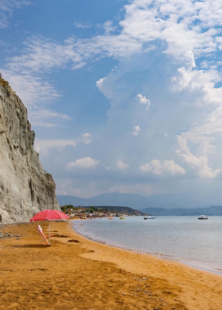 Foto arena dorada en la playa de la isla de cefalonia en el mar jónico en grecia