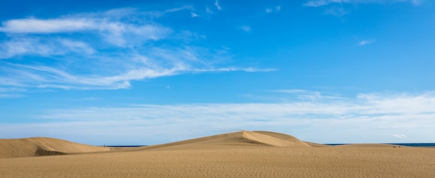 Arena en las dunas de Maspalomas, un pequeño desierto en Gran Canaria, España. Arena y cielo. Imagen panorámica