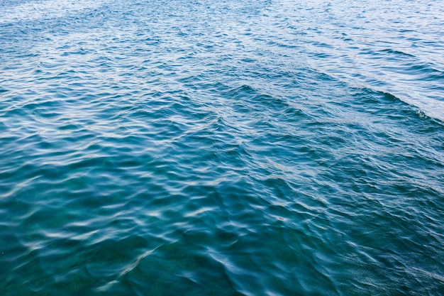 Foto arena de fondo en el agua de la playa