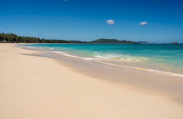 Arena idílica ancha y desierta en la playa de Sherwood en la costa este de Oahu en Hawai en invierno