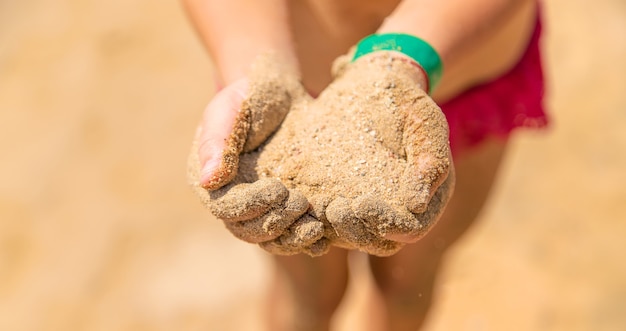 Arena en manos de un niño