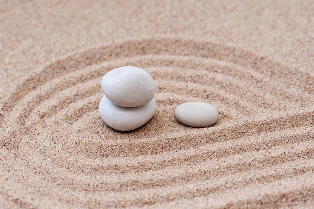 Arena y piedra para la armonía y el equilibrio Concepto de piedra zen