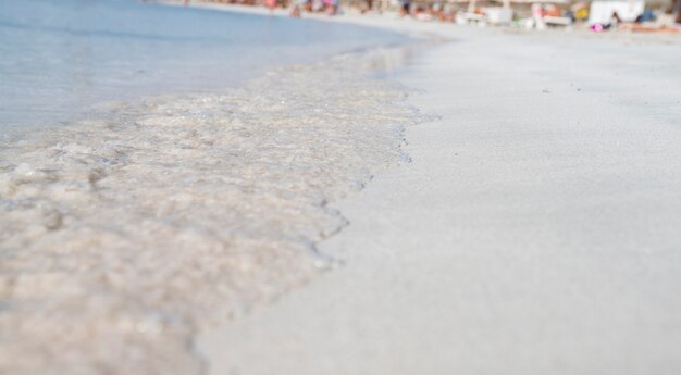 Arena de playa con olas, concepto de verano